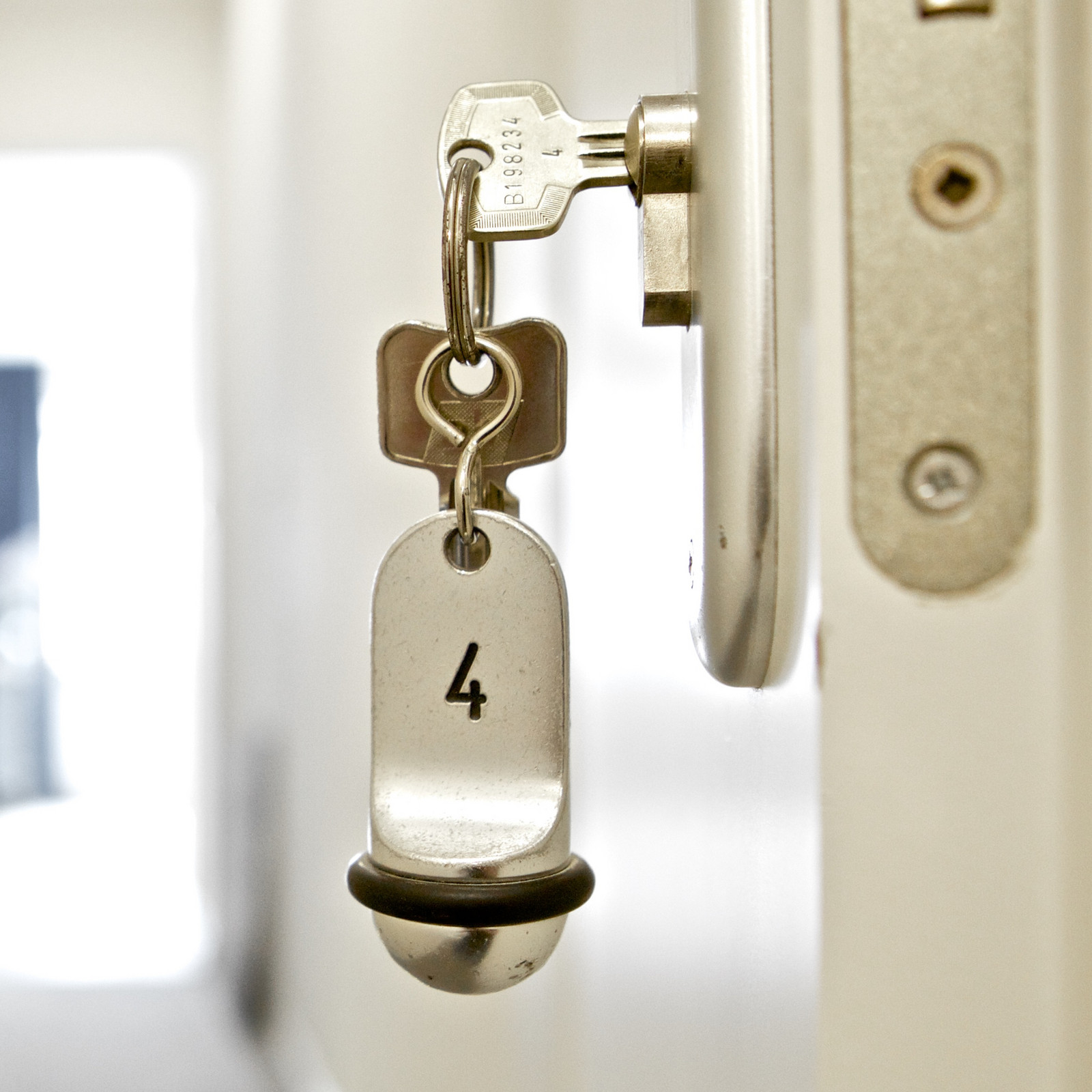 hochzwei_jess_teaser_02.jpg Ein Zimmerschlüssel hängt in einer Tür