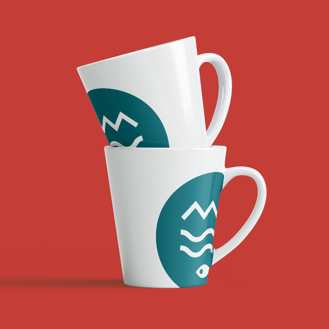 Zwei ineinander gestellte Tassen mit dem neuen Logo.