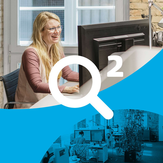 Aufgabenvielfalt Lächelnde HOCHZWEI-Mitarbeiterin an ihrem Arbeitsplatz, eine großes Q2 davor