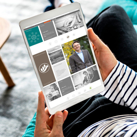 Unter Druck Person mit Ringelshirt hält Tablet, das Startseite eversfrank.com zeigt