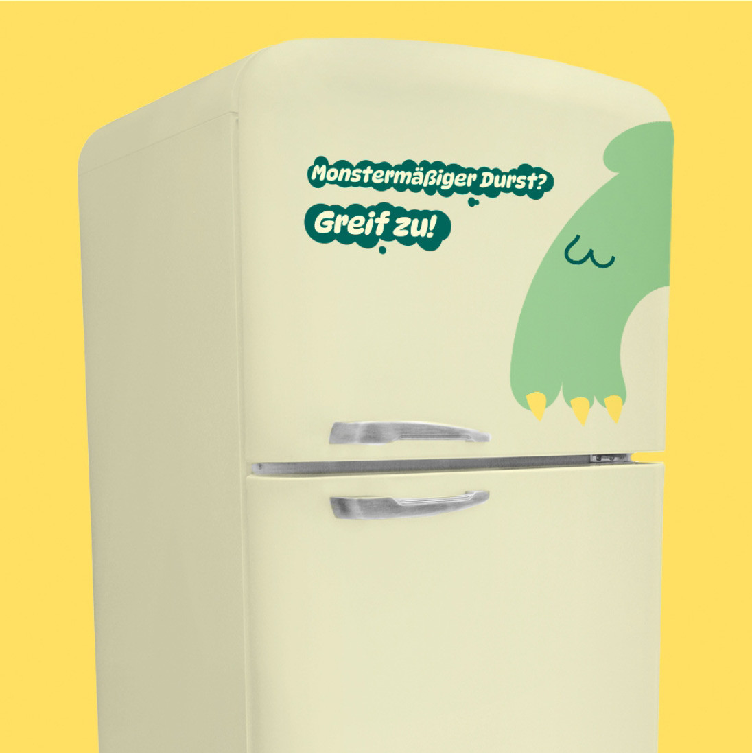Retro-Kühlschrank mit Aufdruck der innoschreck-Pfote und Text Monstermäßiger Durst? Greif zu!