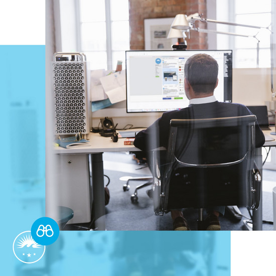 Treffsicher werben mit Social Media Mitarbeiter sitzt im Bürostuhl