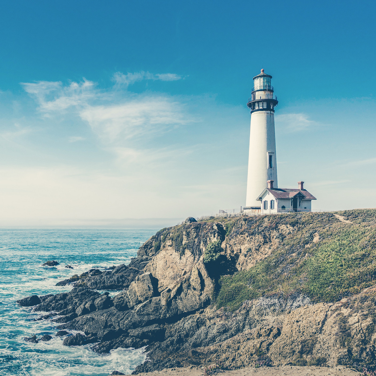 hochzwei_kien_teaser_02.jpg Weißer Leuchtturm an einer Steilküste