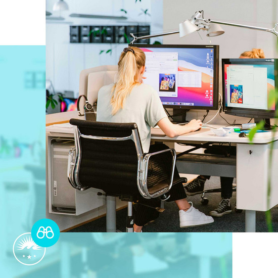 Social-Media-Betreuung durch HOCHZWEI Mitarbeiterin arbeitet mit Social Media