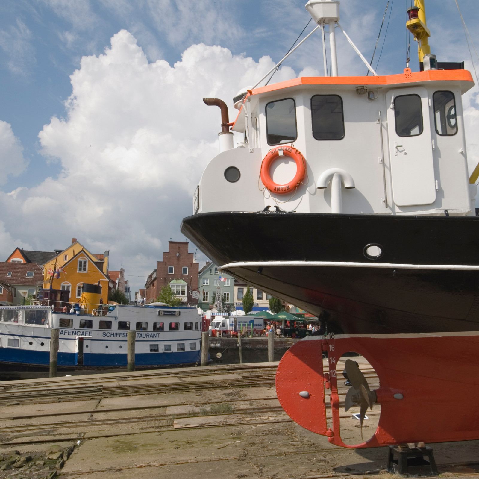 Altes Schiff legt am Hafen an