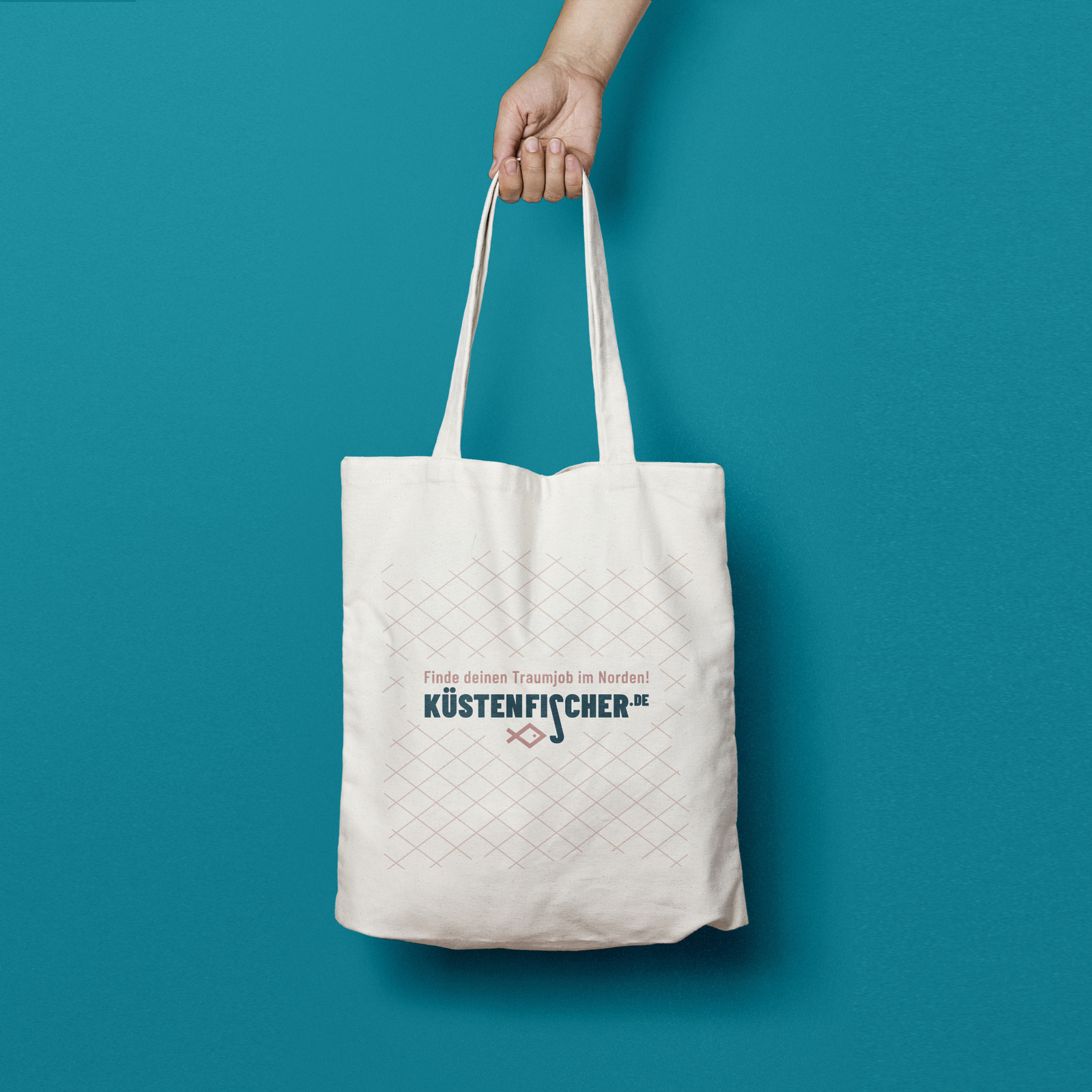 hochzwei_kien_teaser_07.jpg Heller Jutebeutel mit einem Aufdruck der Küstenfischer