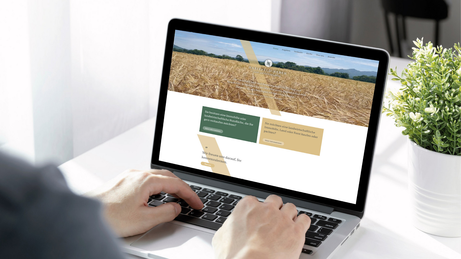 nikolas-neben-06.jpg Person schreibt am Laptop