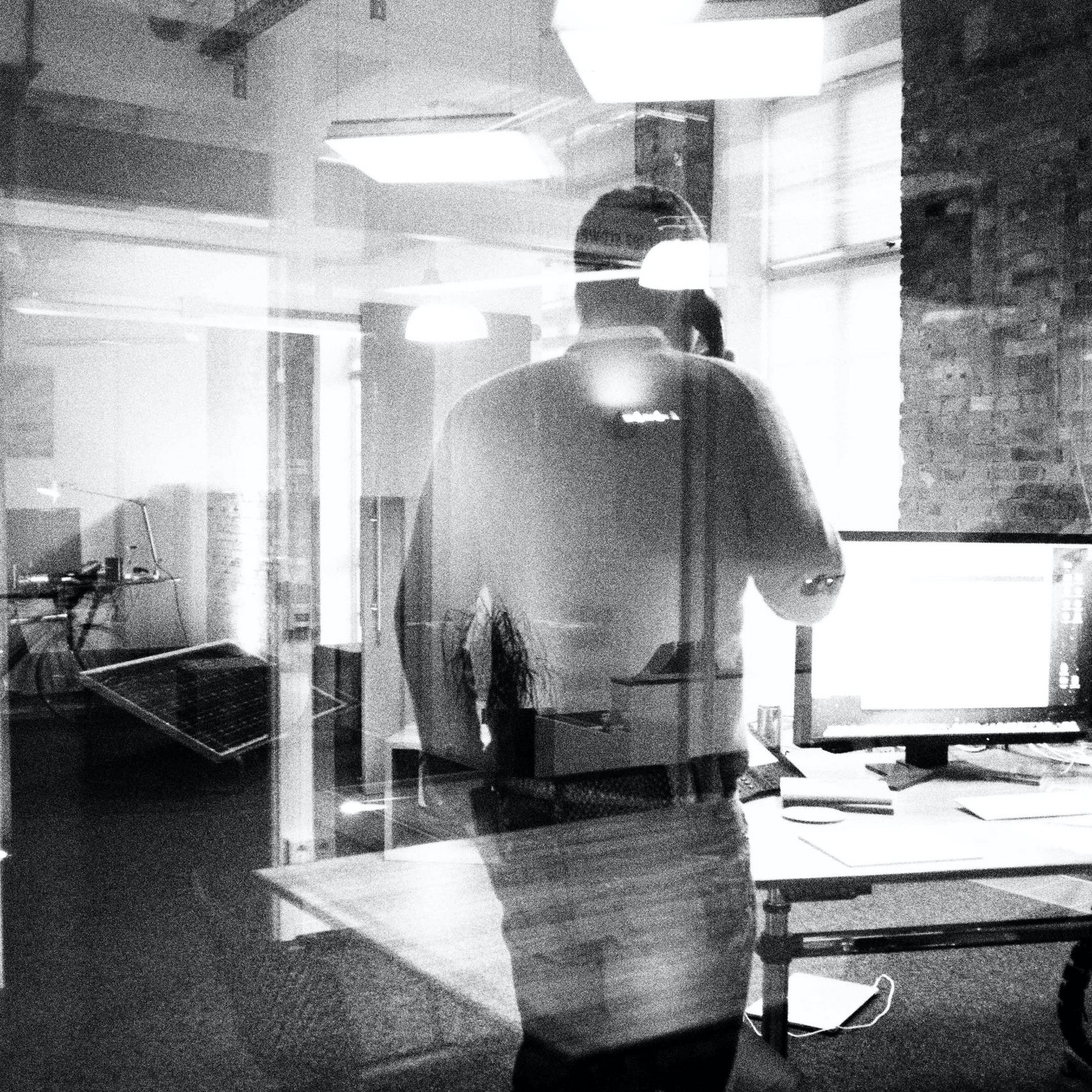 hochzwei_h2_teaser_10.jpg Schwarz weiß Bild von Felix Worm beim telefonieren