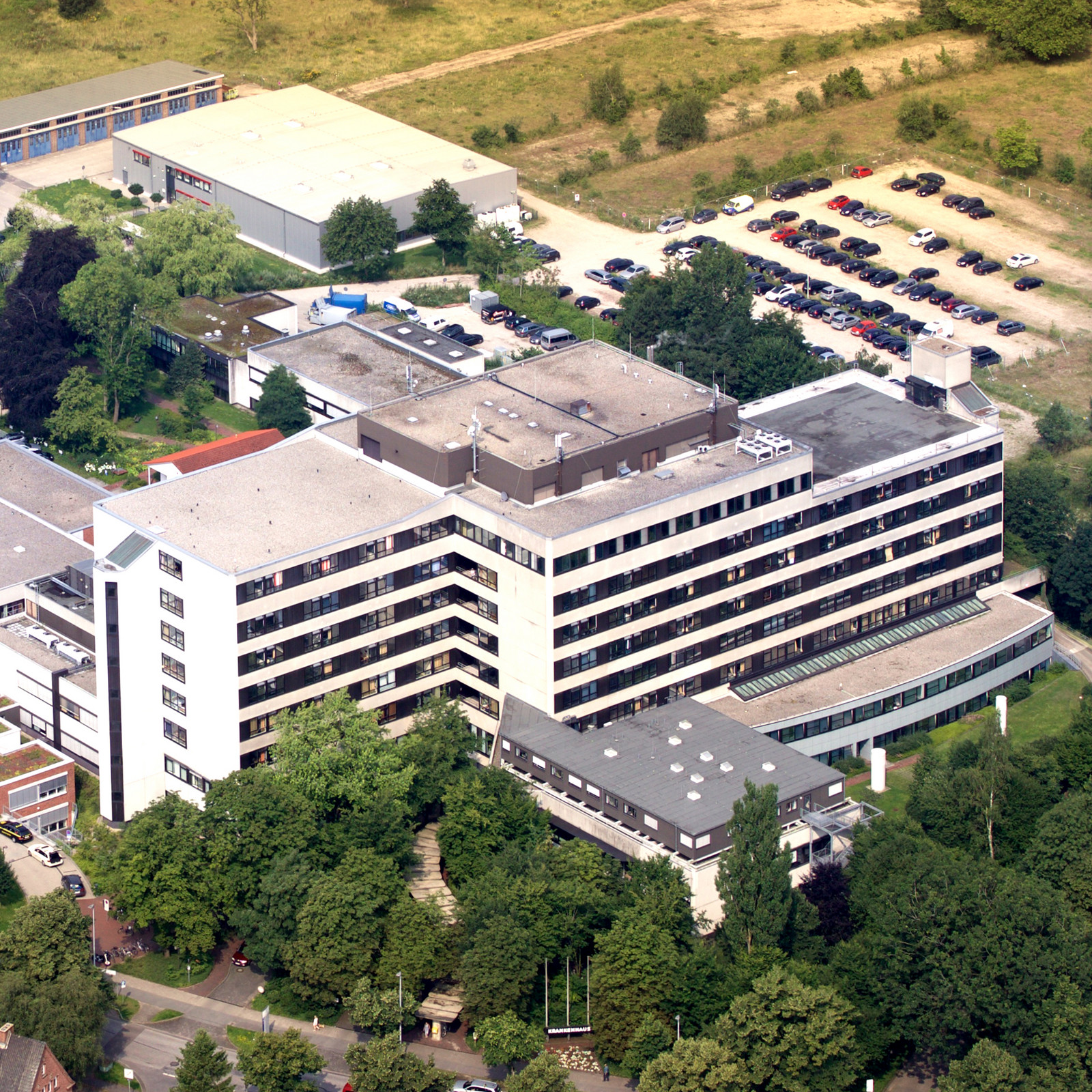 hochzwei_imland_teaser_09.jpg Luftbild eines großen weißen Gebäudes