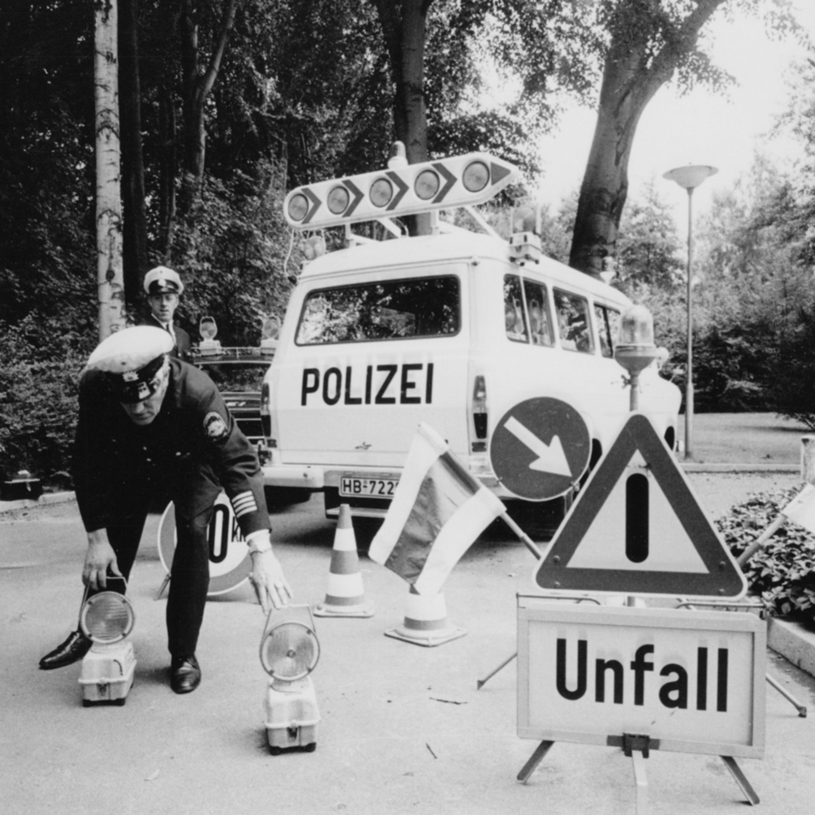 hochzwei_niel_teaser_01.jpg Alte schwarz weiß Fotografie eines Polizeieinsatzes