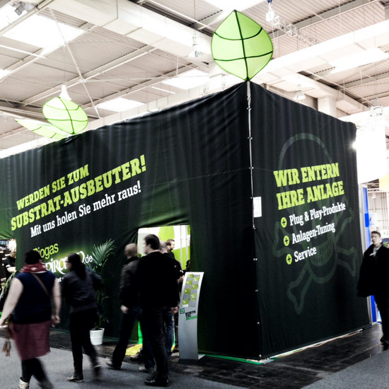 Schwarzer Messestand zu erneuerbaren Energien