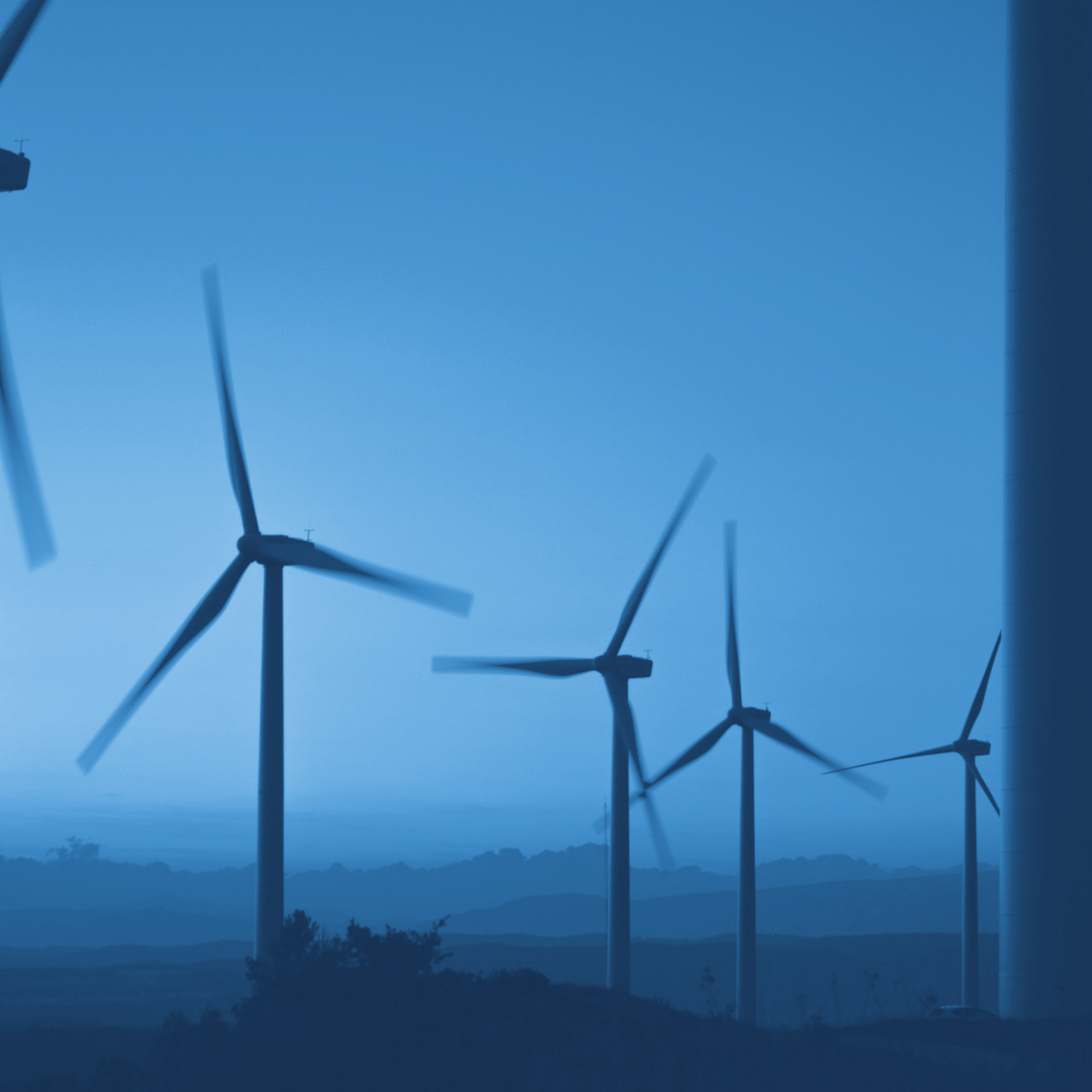 hochzwei_nade_teaser_09.jpg Windräder in der Abenddämmerung