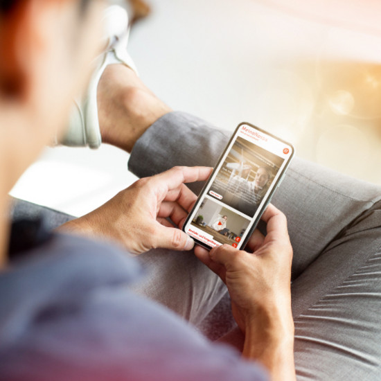 Willkommen bei der Bank von morgen Frau surft auf dem Handy auf der Nospa website