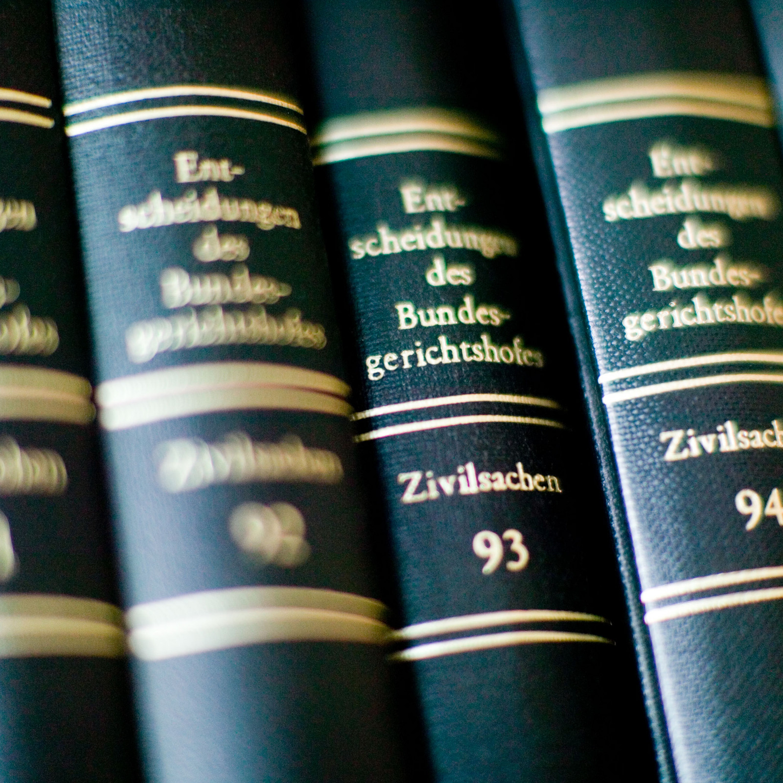 Vier schwarze Bücher mit goldenen Linien