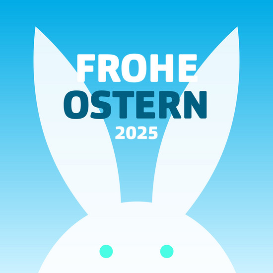 Schriftzug Frohe Ostern 2025 auf hellblauem Hintergrund und im Vordergrund ein weißer Hase, der seinen Kopf zur Hälfte über dem Bildrand hat und einen anschaut.