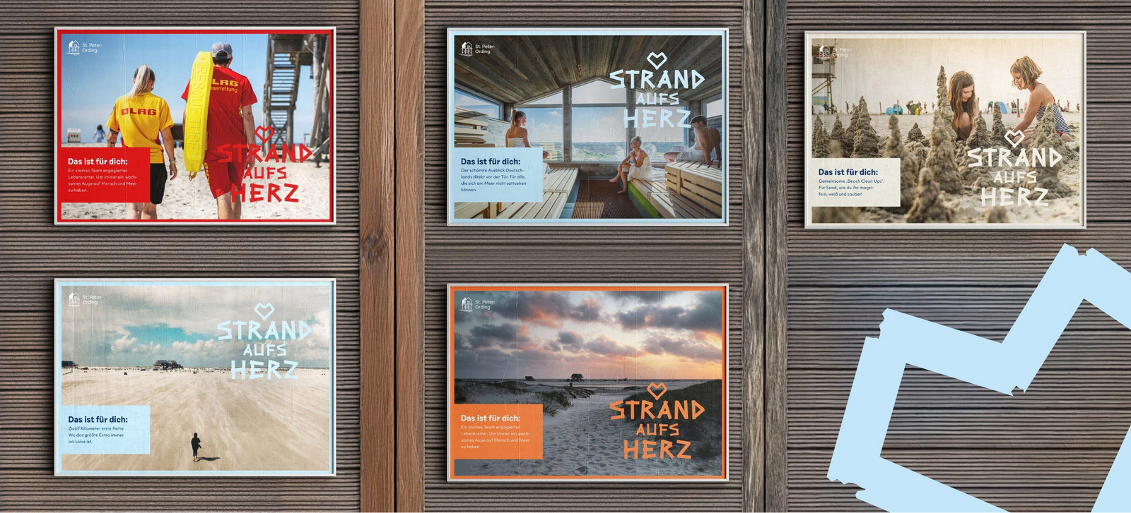 Sechs Plakate an Holzwand