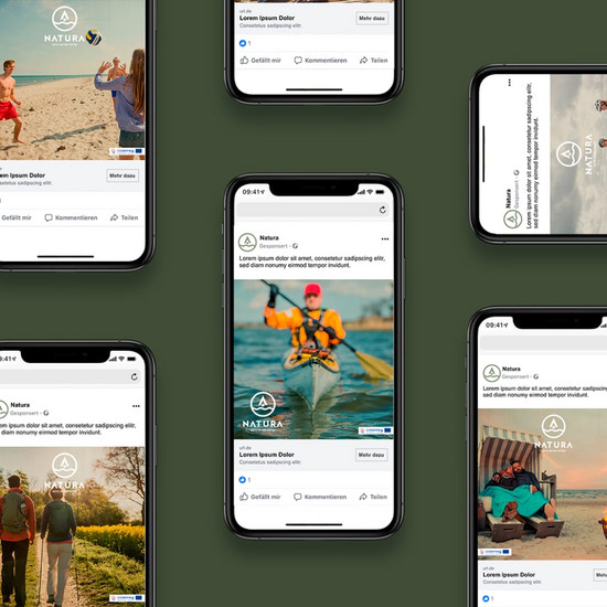 Smartphones mit geöffneten Social Media Beiträgen von Natura