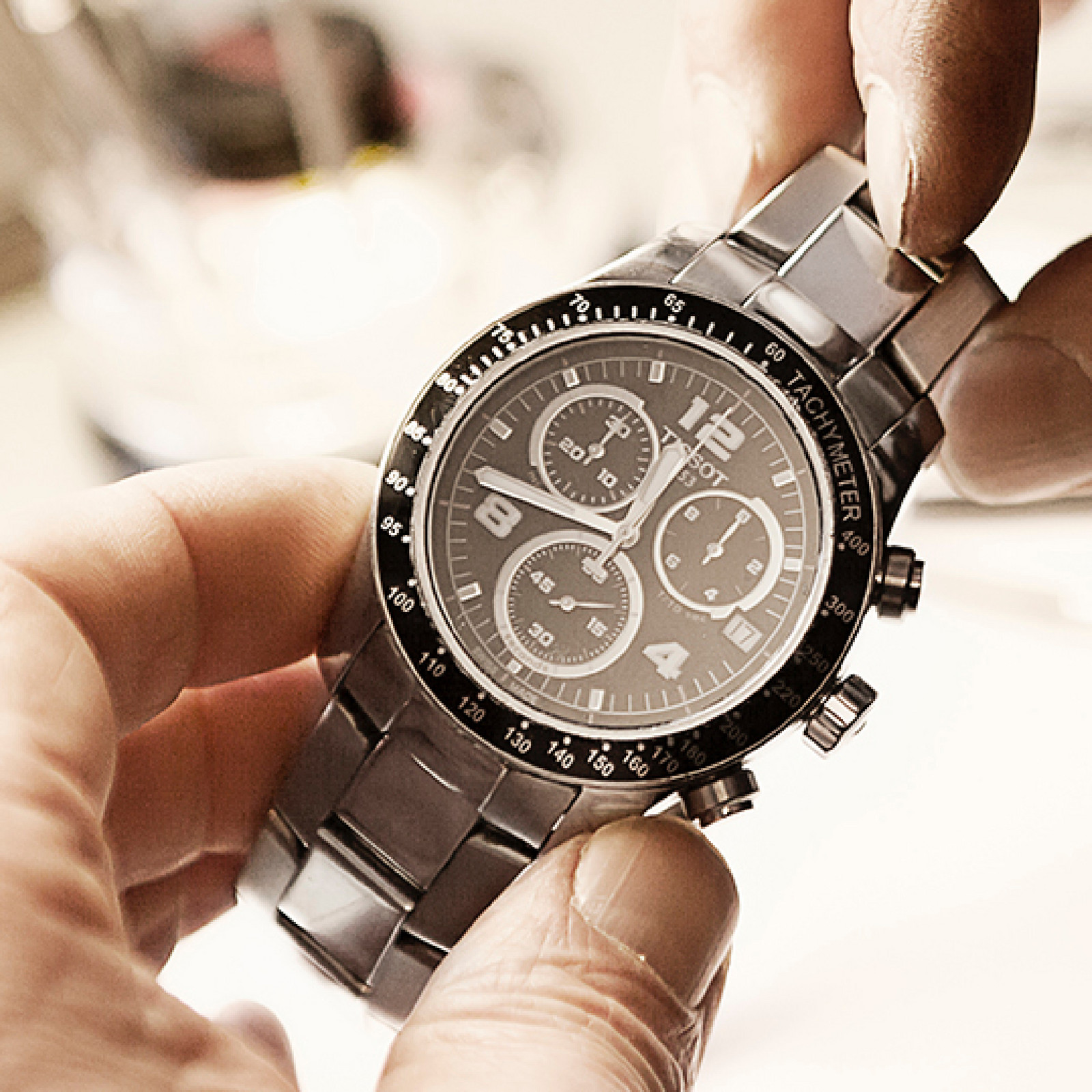 hochzwei_peju_teaser_02.jpg Nahaufnahme einer silbernen Tissot Uhr