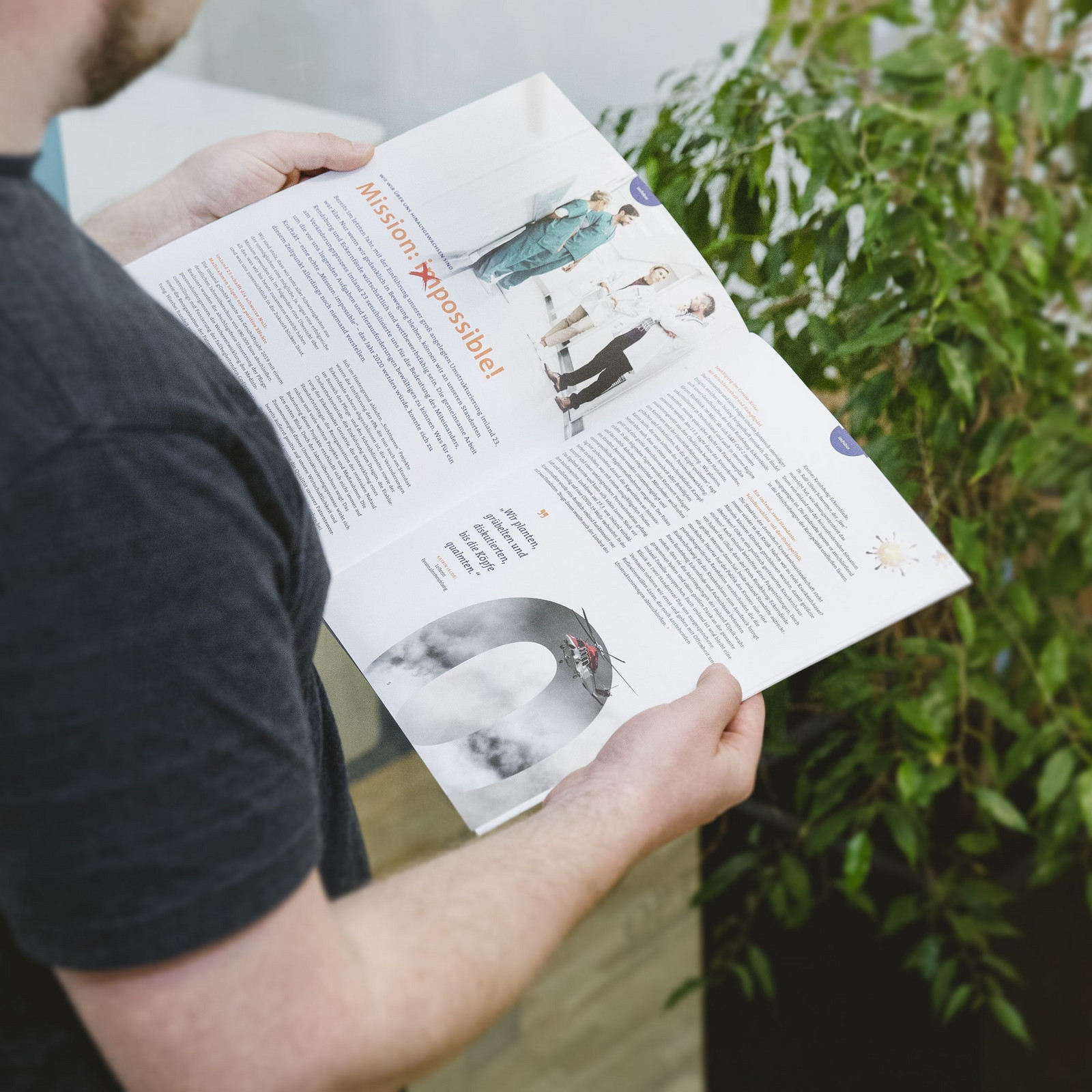 Ein Mann liest ein Magazin