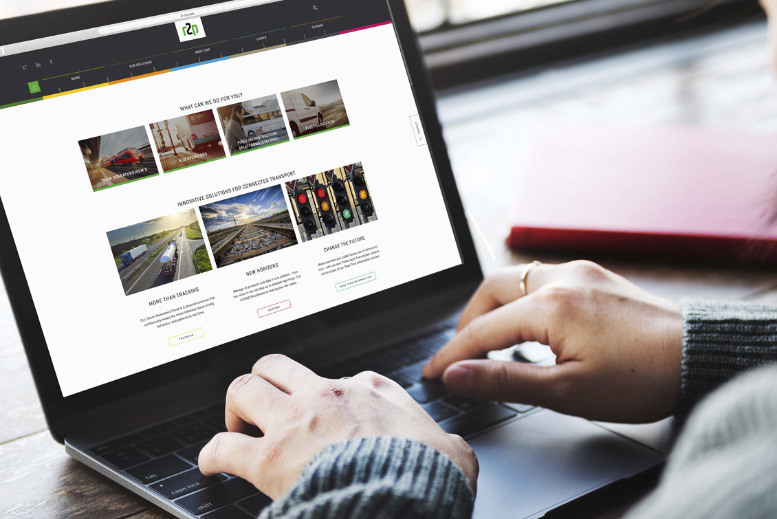 hochzwei_r2p_teaser_gross_01.jpg Eine person surft auf der r2p Homepage