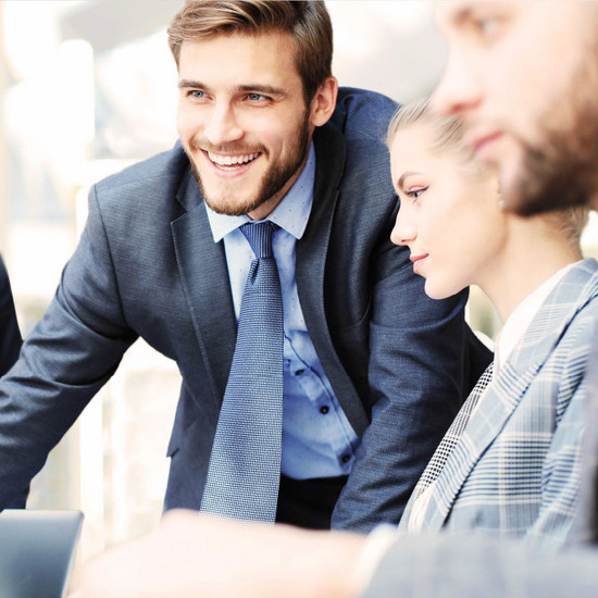 Reduziert? Modelliert! Frau und Mann im Anzug