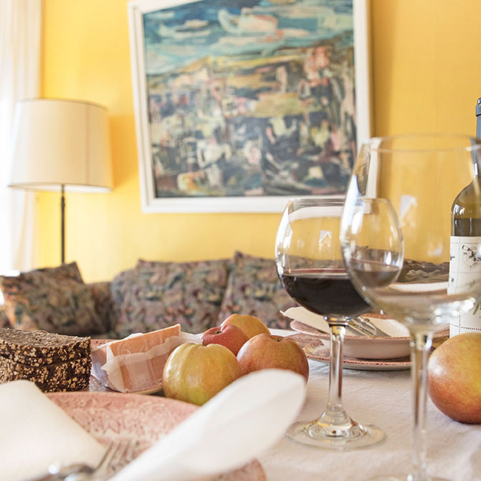 hochzwei_isa_teaser_01.jpg Gedeckter Mittagstisch mit zwei Weingläsern