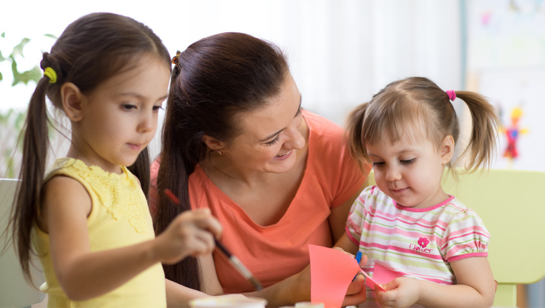 skf-03.jpg Mutter bastelt mit Kinder