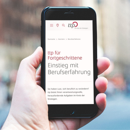 Neuanfang? Person hält schwarzes Iphone in der Hand