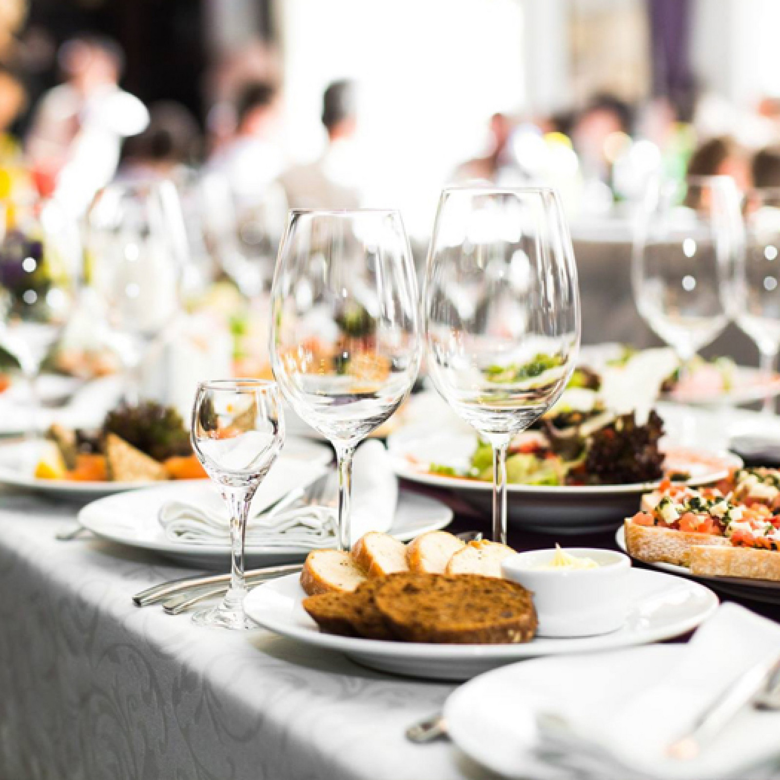 hochzwei_wald_teaser_03.jpg Gedeckter Tisch mit Essen