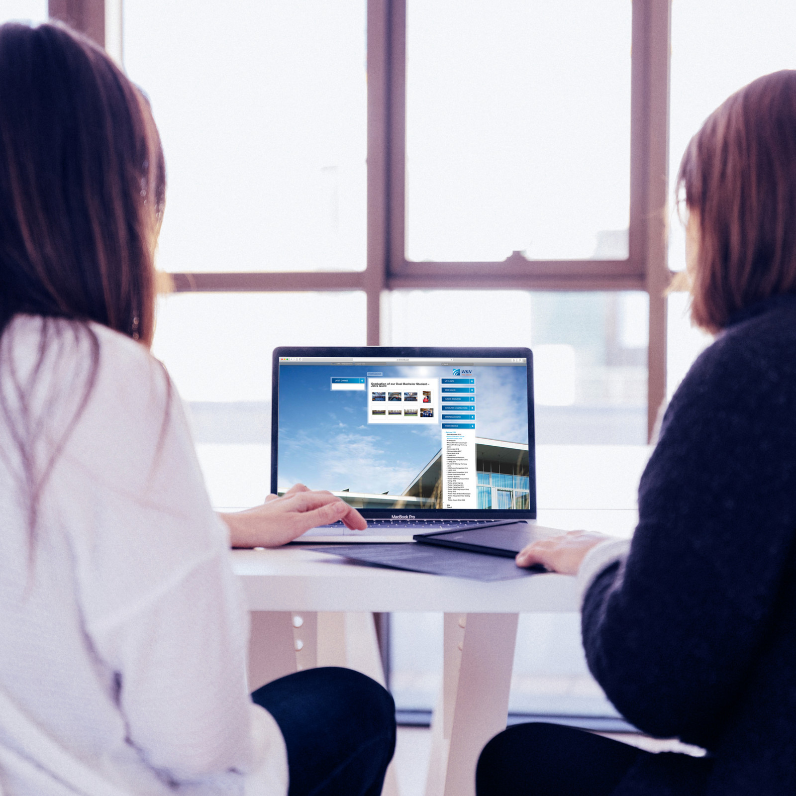 hochzwei_wkn_teaser_07.jpg Zwei Frauen arbeiten am Computer