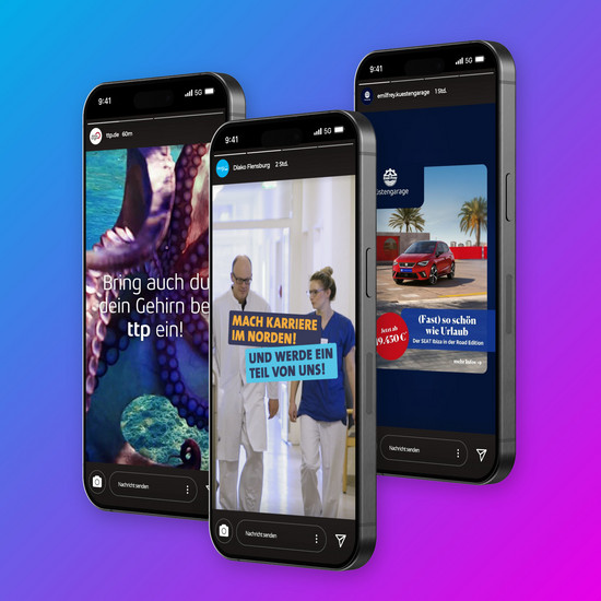 Ansicht von drei Smartphones auf denen Videos von ttp, Diako Flensburg und  Emil Frey Küstengarage zu sehen sind