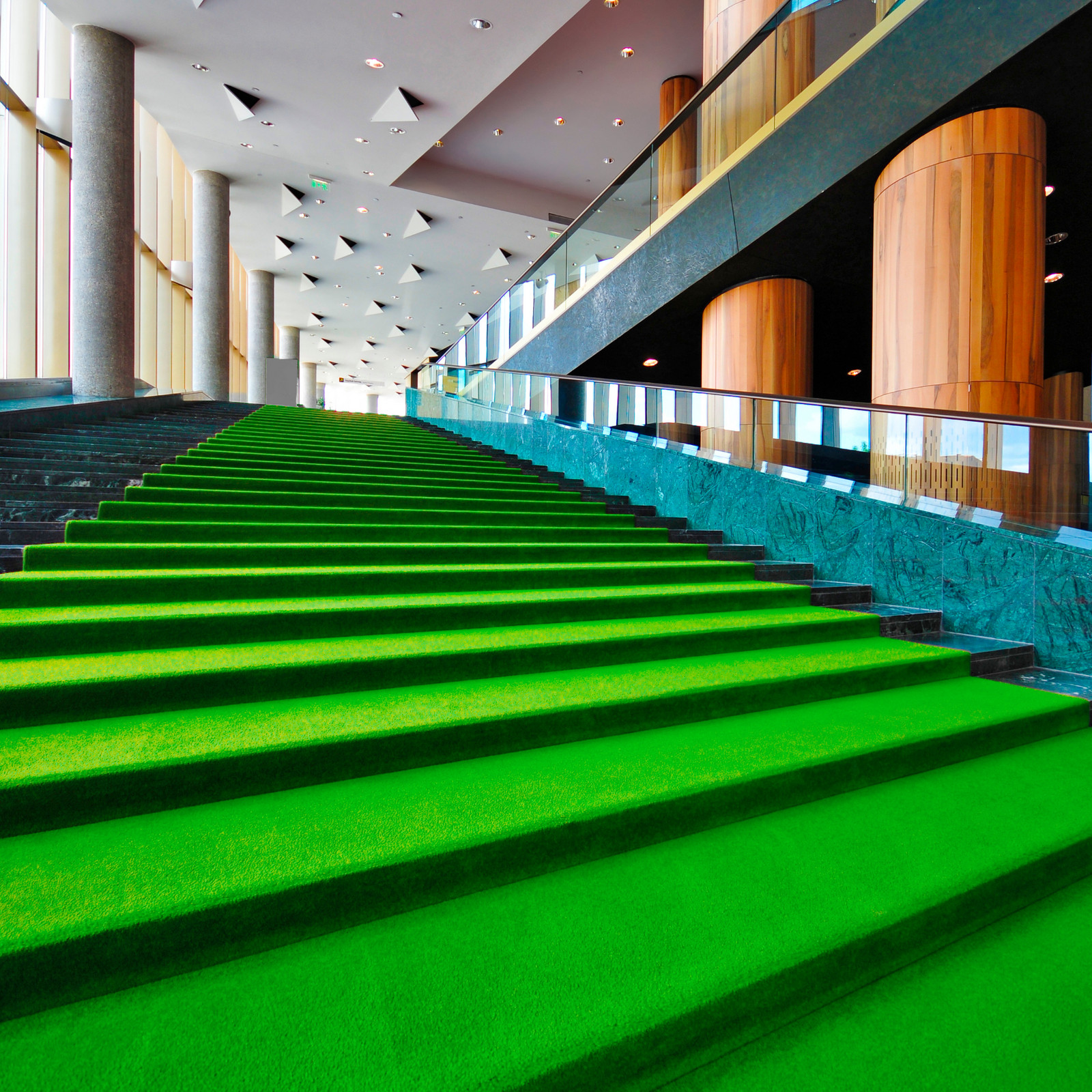 hochzwei_fli_teaser_05.jpg Grüner Teppich auf einer Treppe
