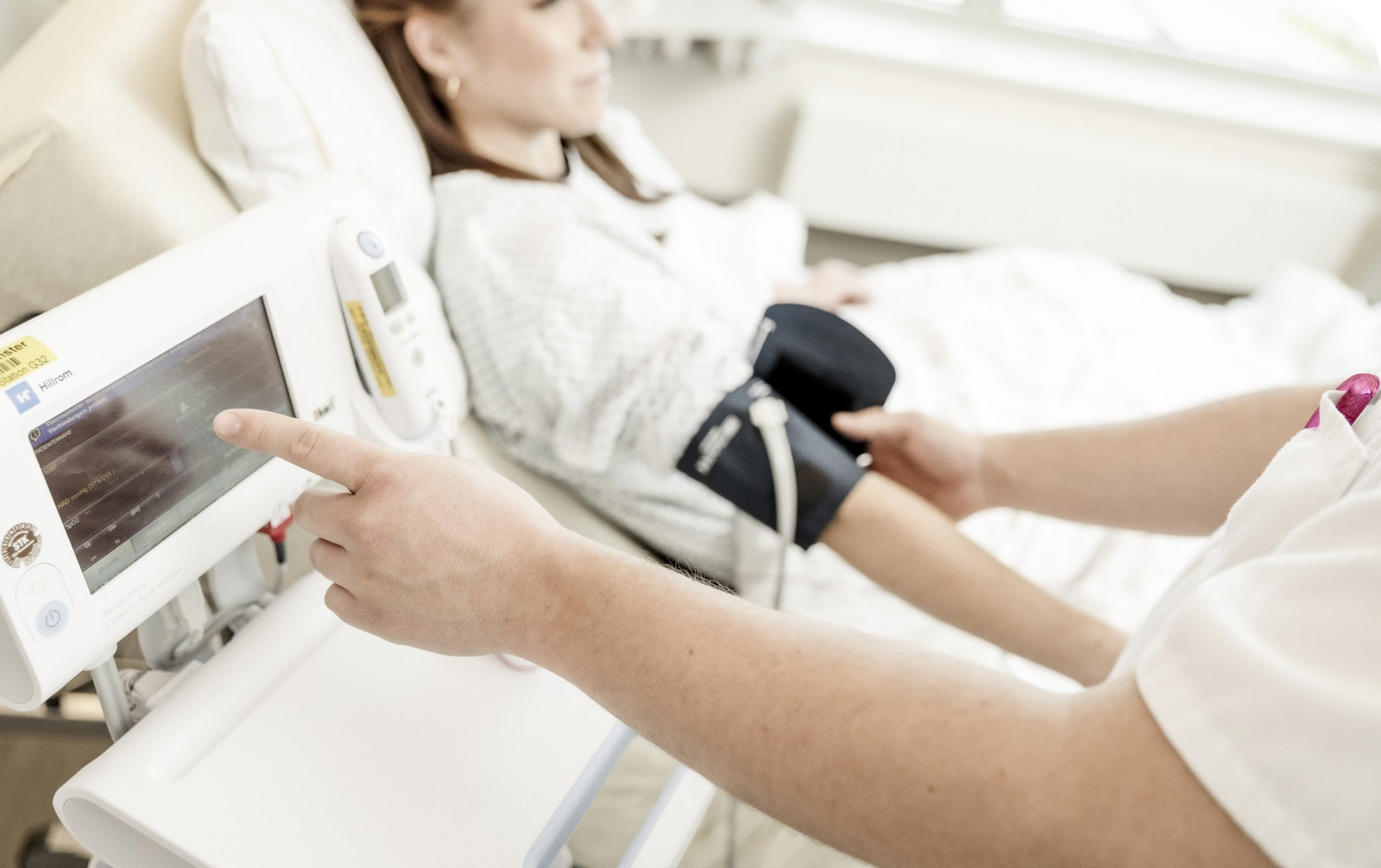 h2_fek_bild_02.jpg Im Krankenhaus wird der Blutdruck gemessen