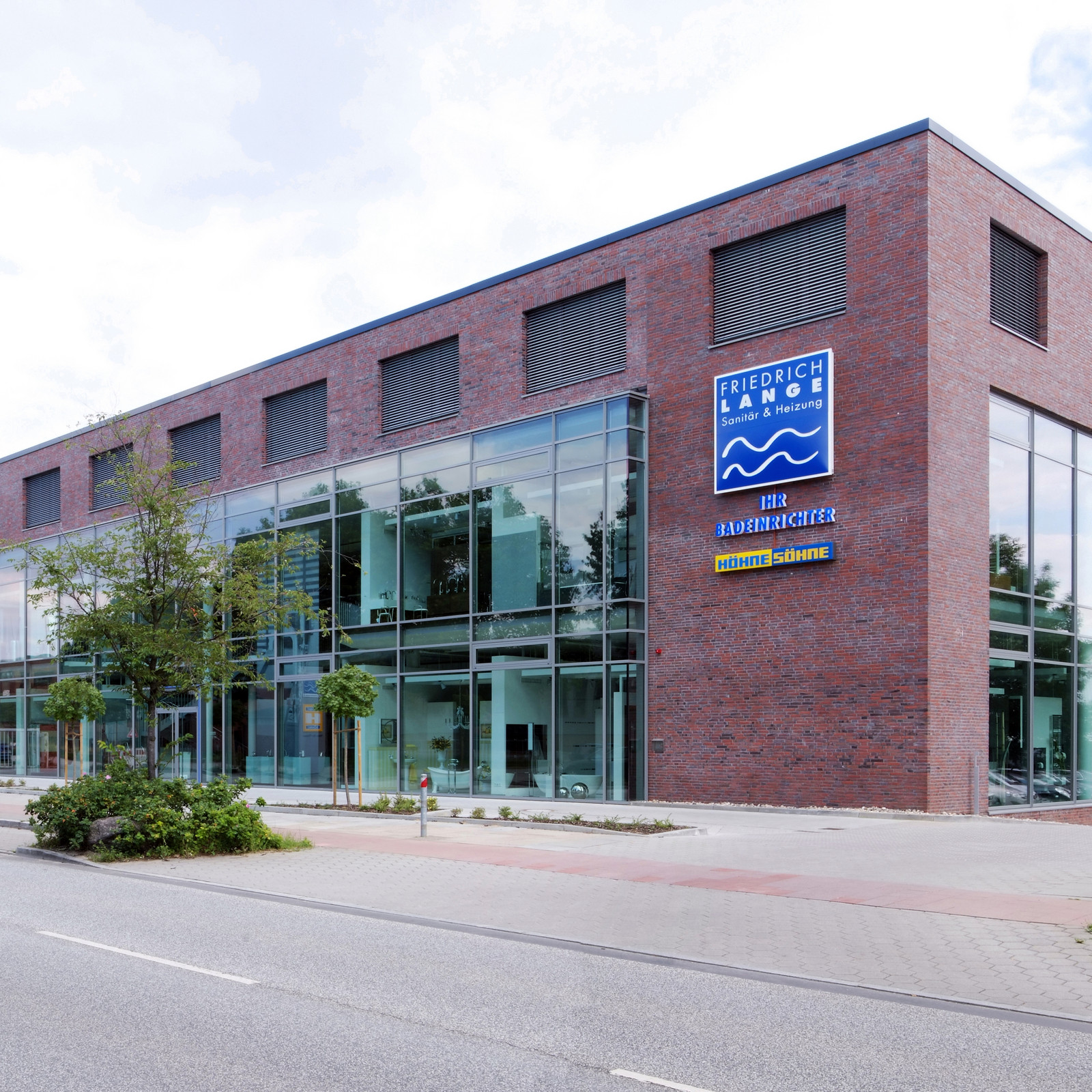 hochzwei_frla_teaser_04.jpg Rotes Backsteingebäude mit Glasfront von Friedrich Lange