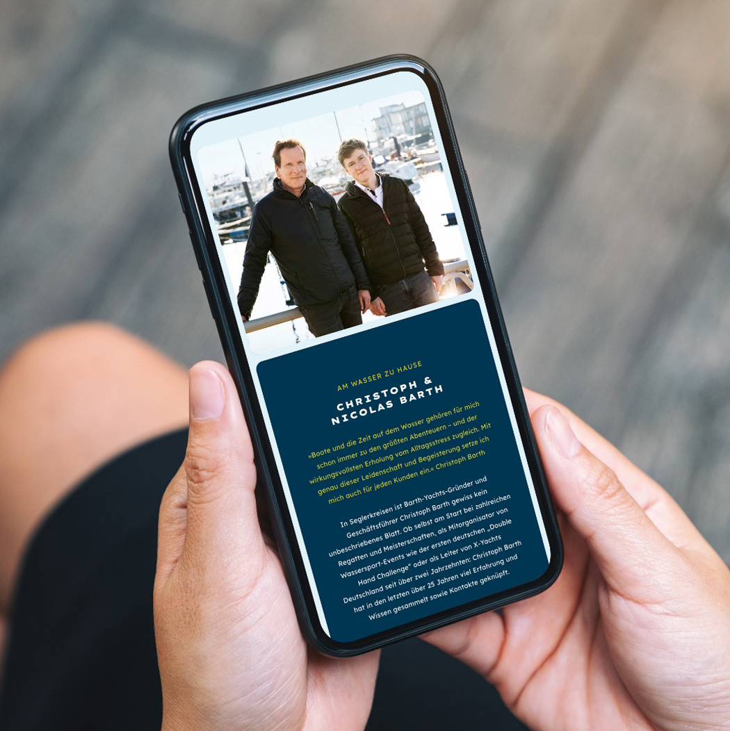 hochzwei_barth_yachts_teaser_01.jpg Eine Person surft auf der Homepage von Barth Yachts