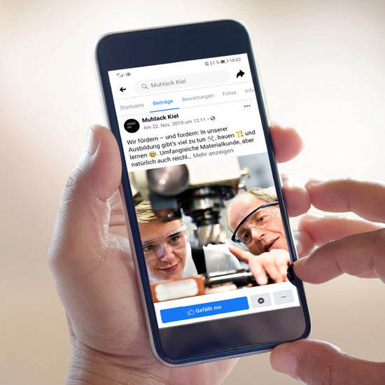 Auf Holz geklopft Smartphone mit geöffneter Muhlack Seite