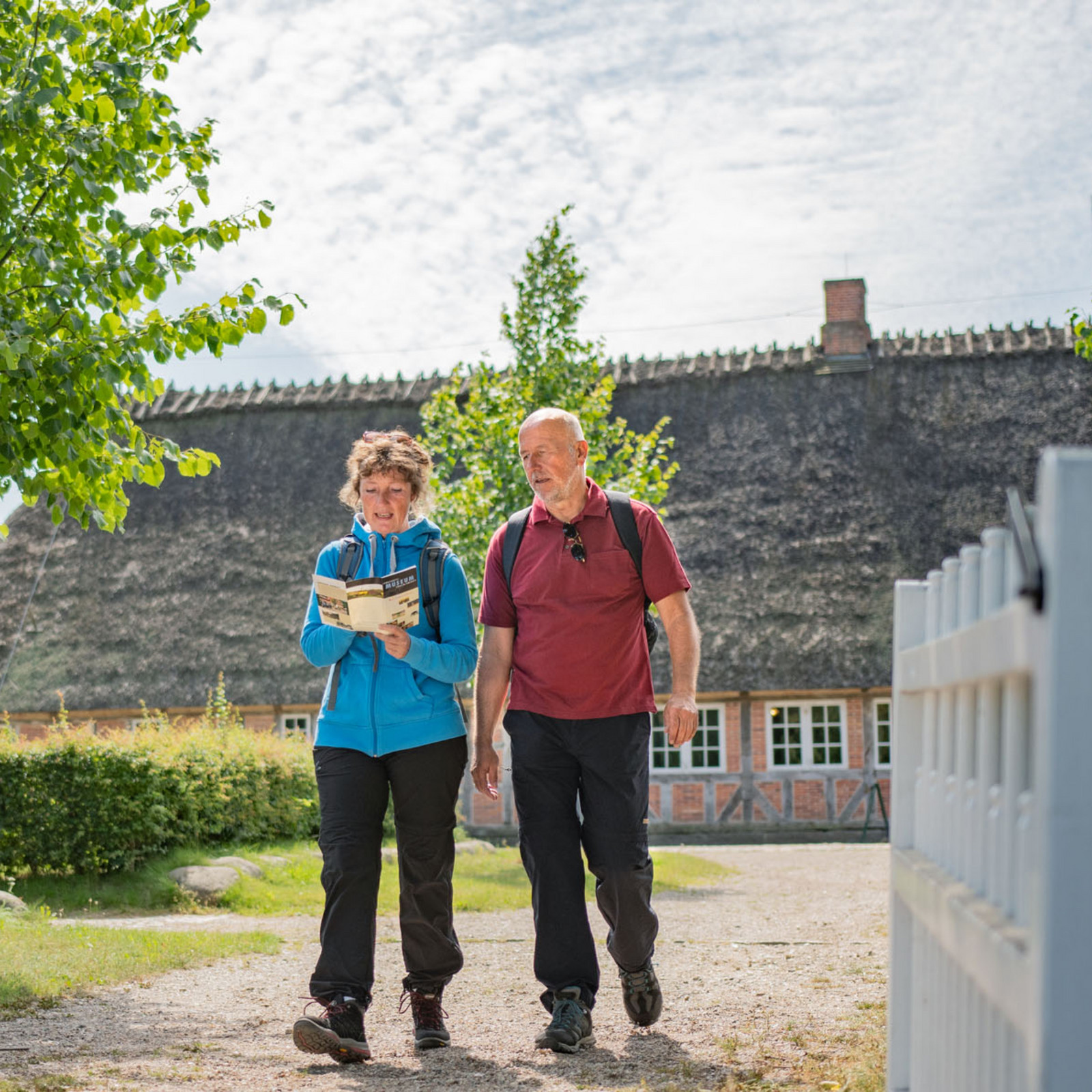 hochzwei_flfj_teaser_07.jpg Zwei Personen stehen in einer Einfahrt