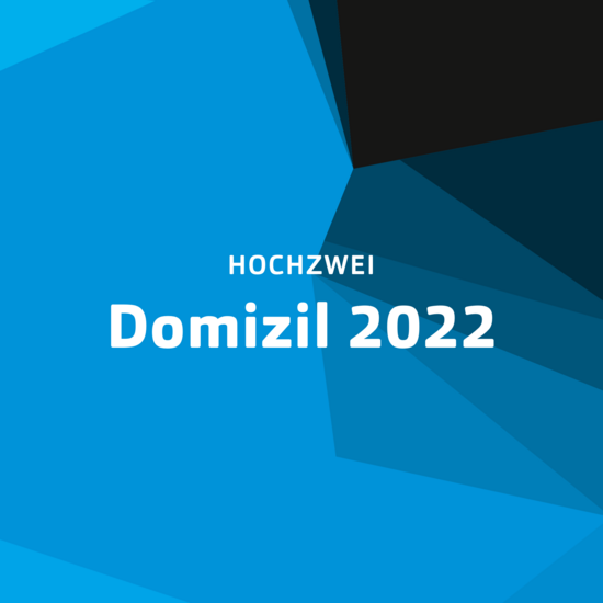 HOCHZWEI auf der DOMIZIL 2022 Blaue Kachel mit einer weißen Schrift