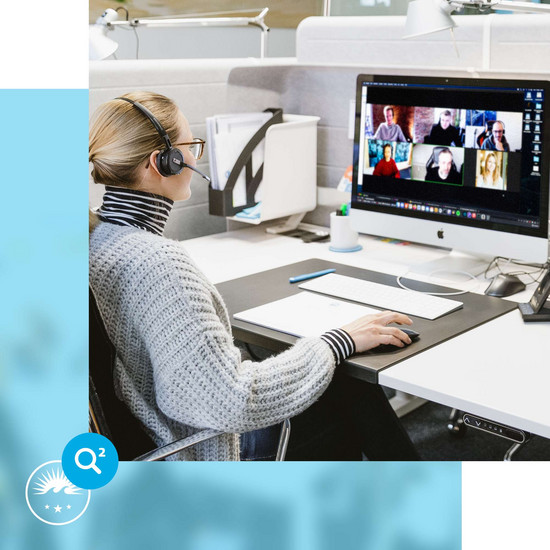 Schulterblick Lena Schütt sitzt am PC