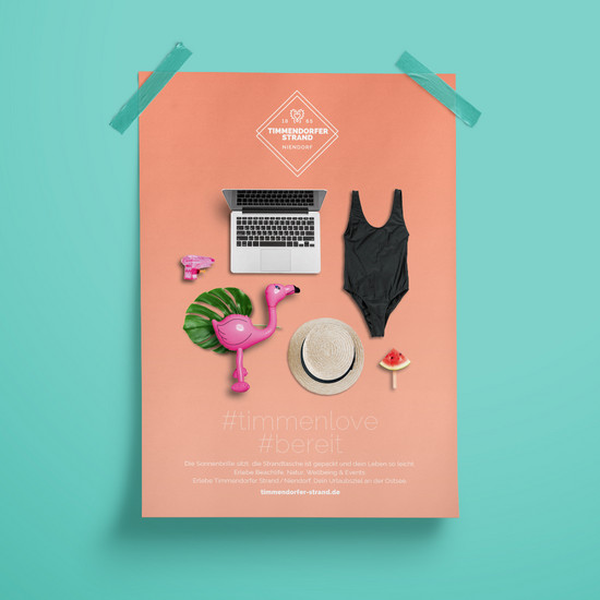 Pinkes Blatt mit einem Badeanzug und Strandhut