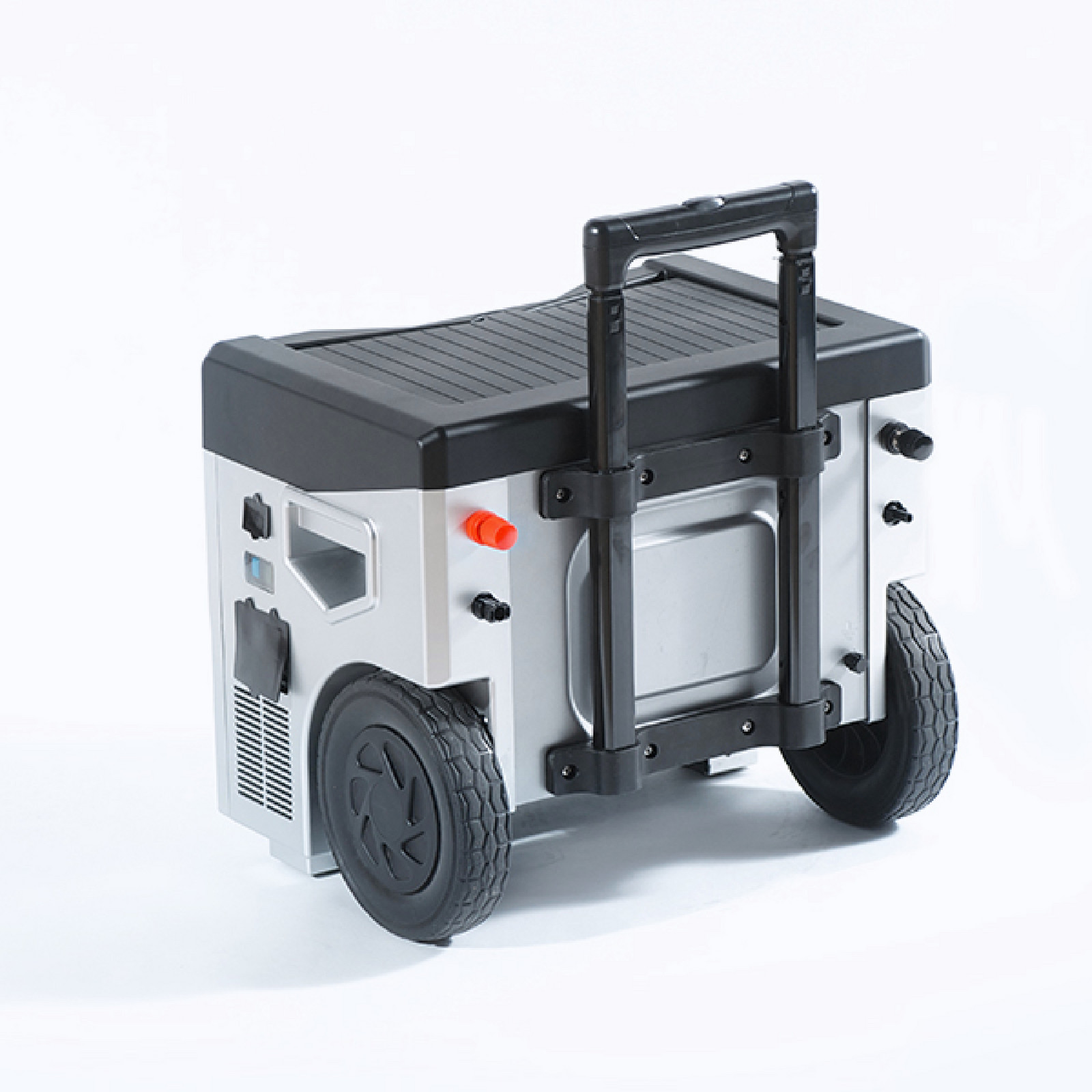 hochzwei_minijoule_teaser_03.jpg Ein silberner Koffer mit schwarzem Henkel