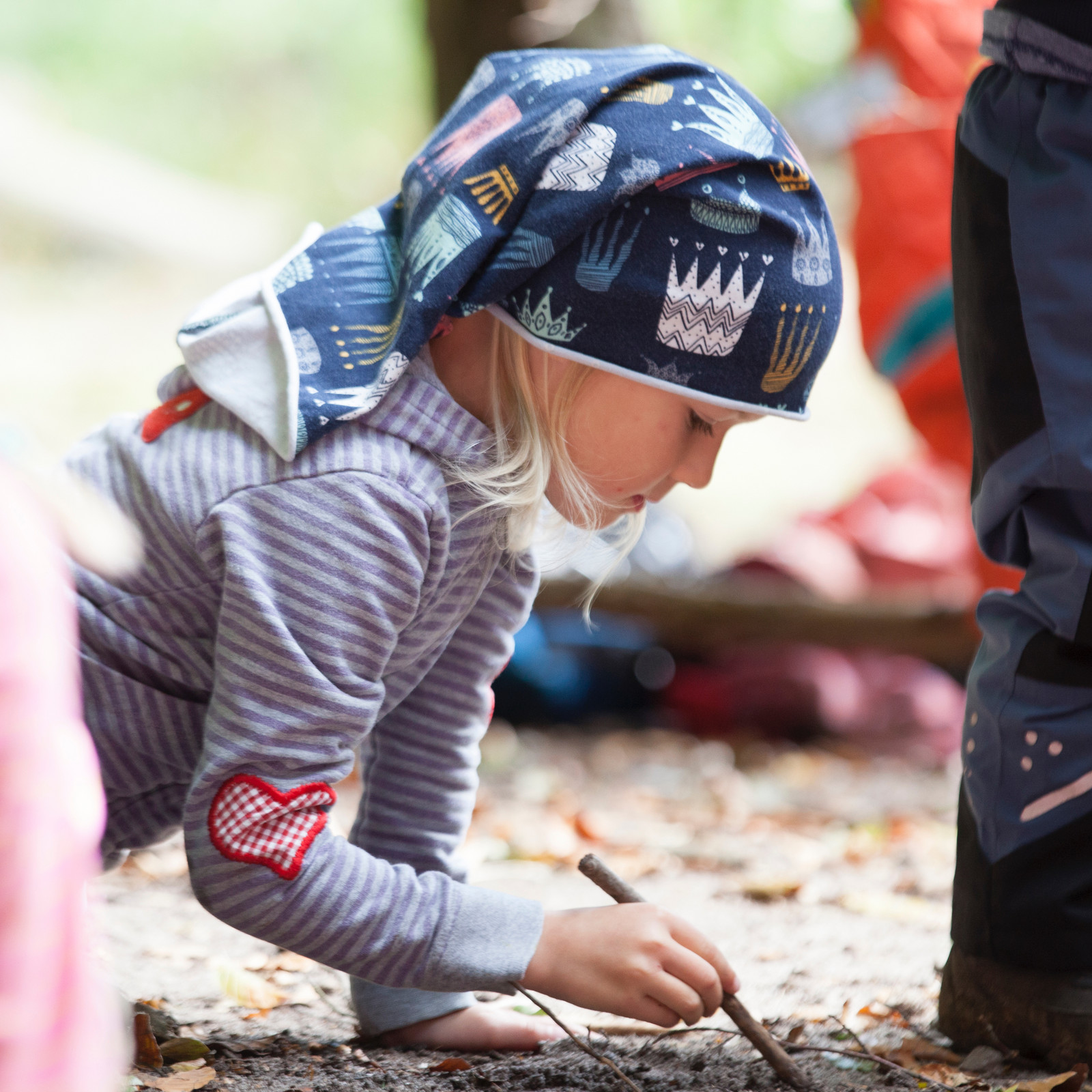 hochzwei_walki_teaser_10.jpg Kleines Mädchen spielt im Sand