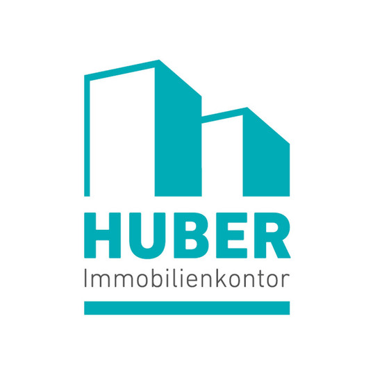 Erstbezug Huber Immobilienkontor Logo mit zwei blauen Häusern