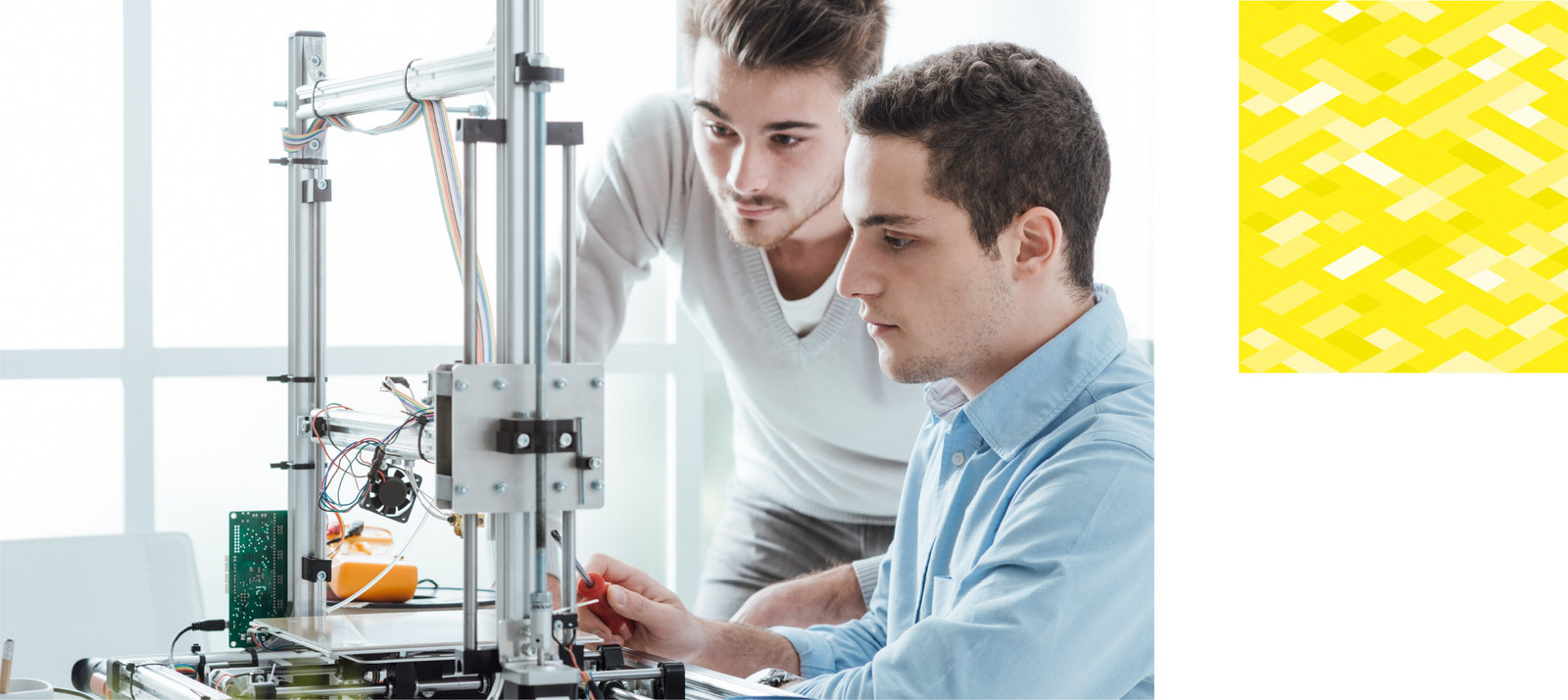 elac-01.jpg Zwei Männern arbeiten an Maschine