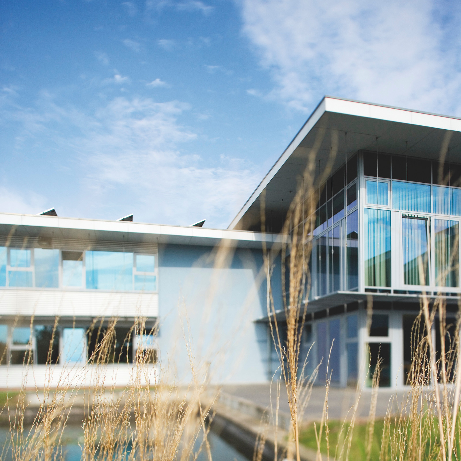 hochzwei_wkn_teaser_03.jpg WKN Hauptgebäude mit See