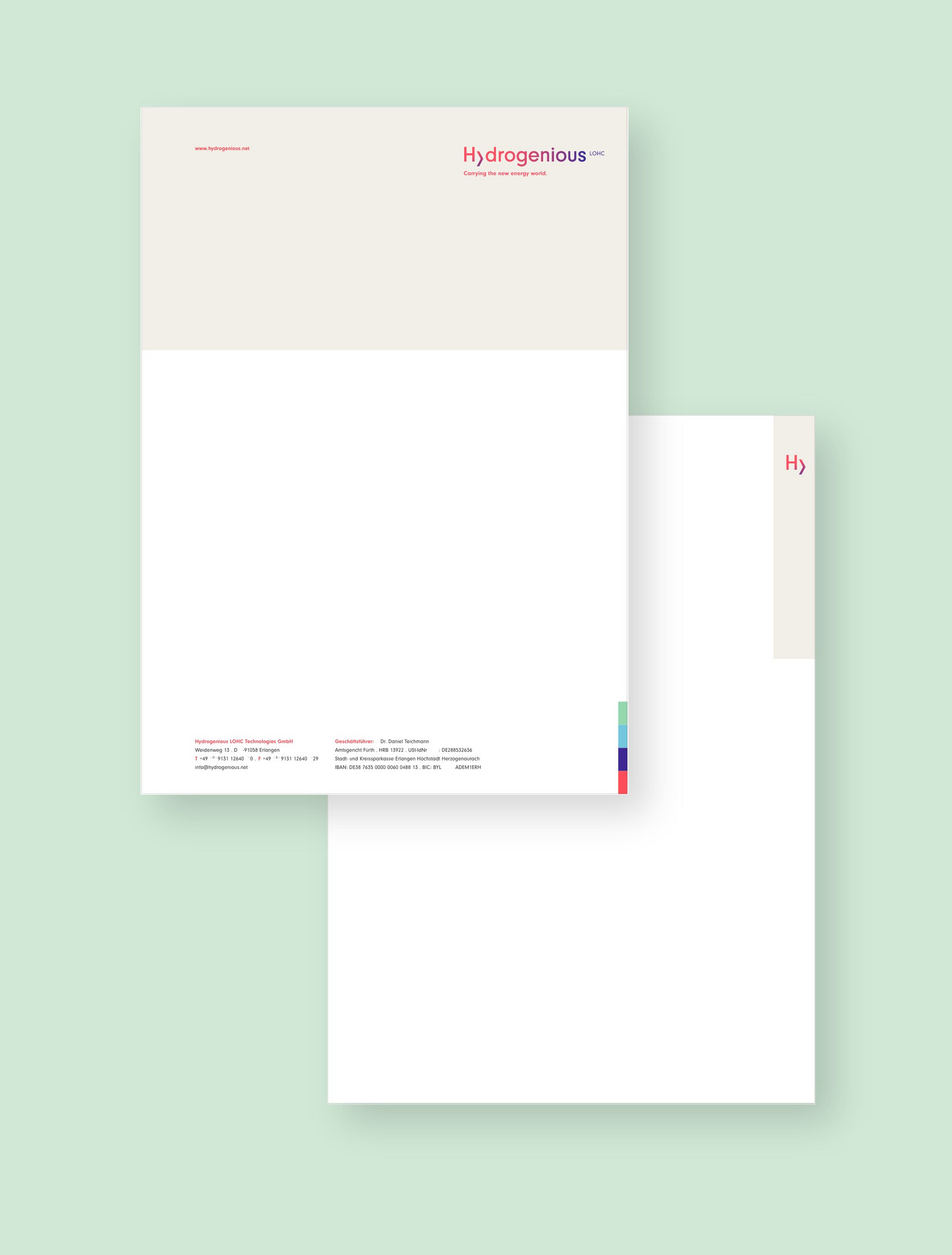 h2_hydrogenious_teaser_07.jpg Neues Briefpapier von hydrogenious auf pastellgrünem Hintergrund.