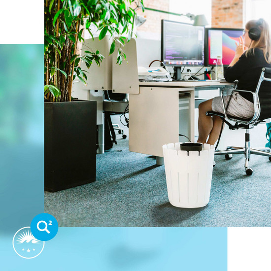 Nachhaltigkeit Weißer Mülleimer im Büro