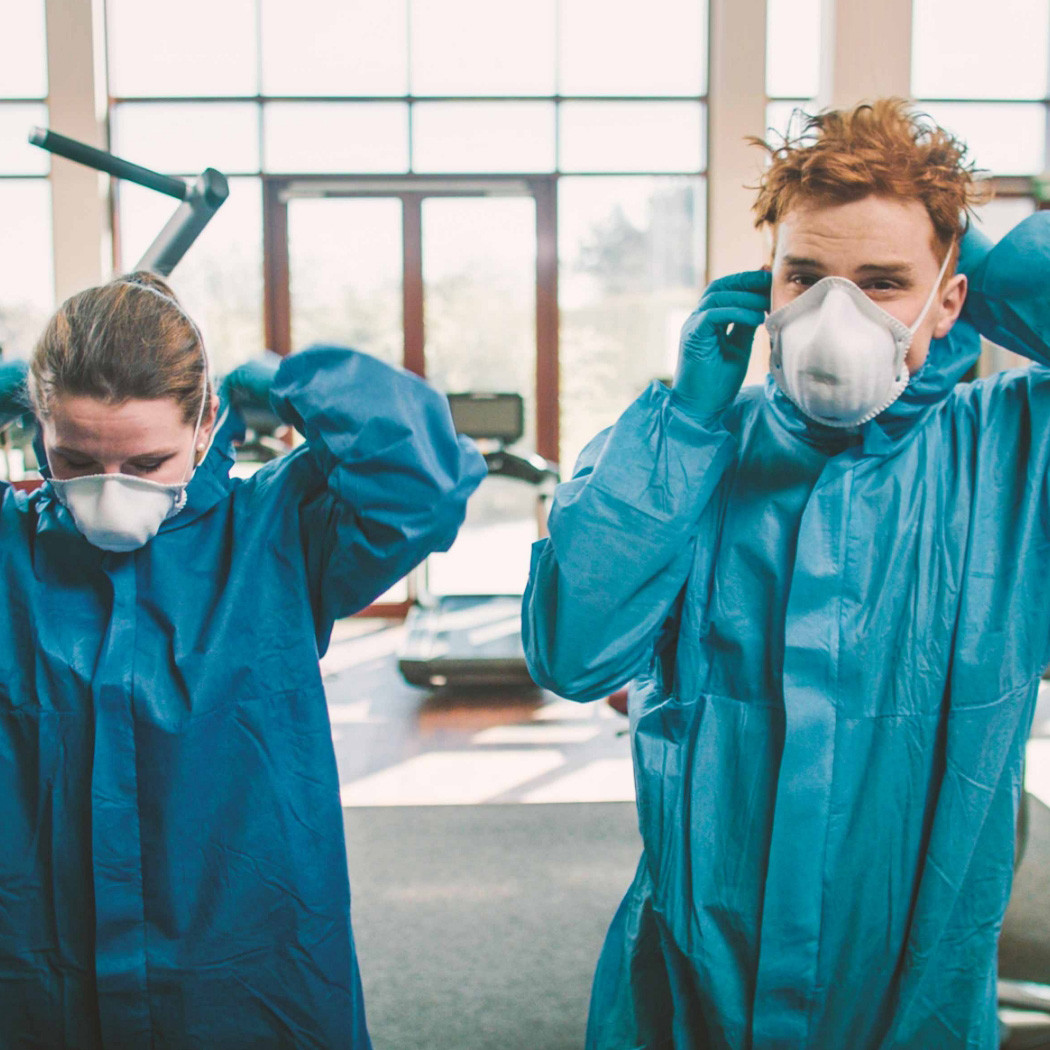 hochzwei_bockholdt_teaser_04.jpg Zwei Personen in blauen Schutzanzügen