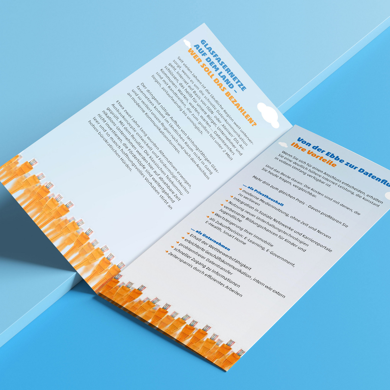 hochzwei_breitband_teaser_06.jpg Aufgeschlagener Klappflyer über Glasfasernetze