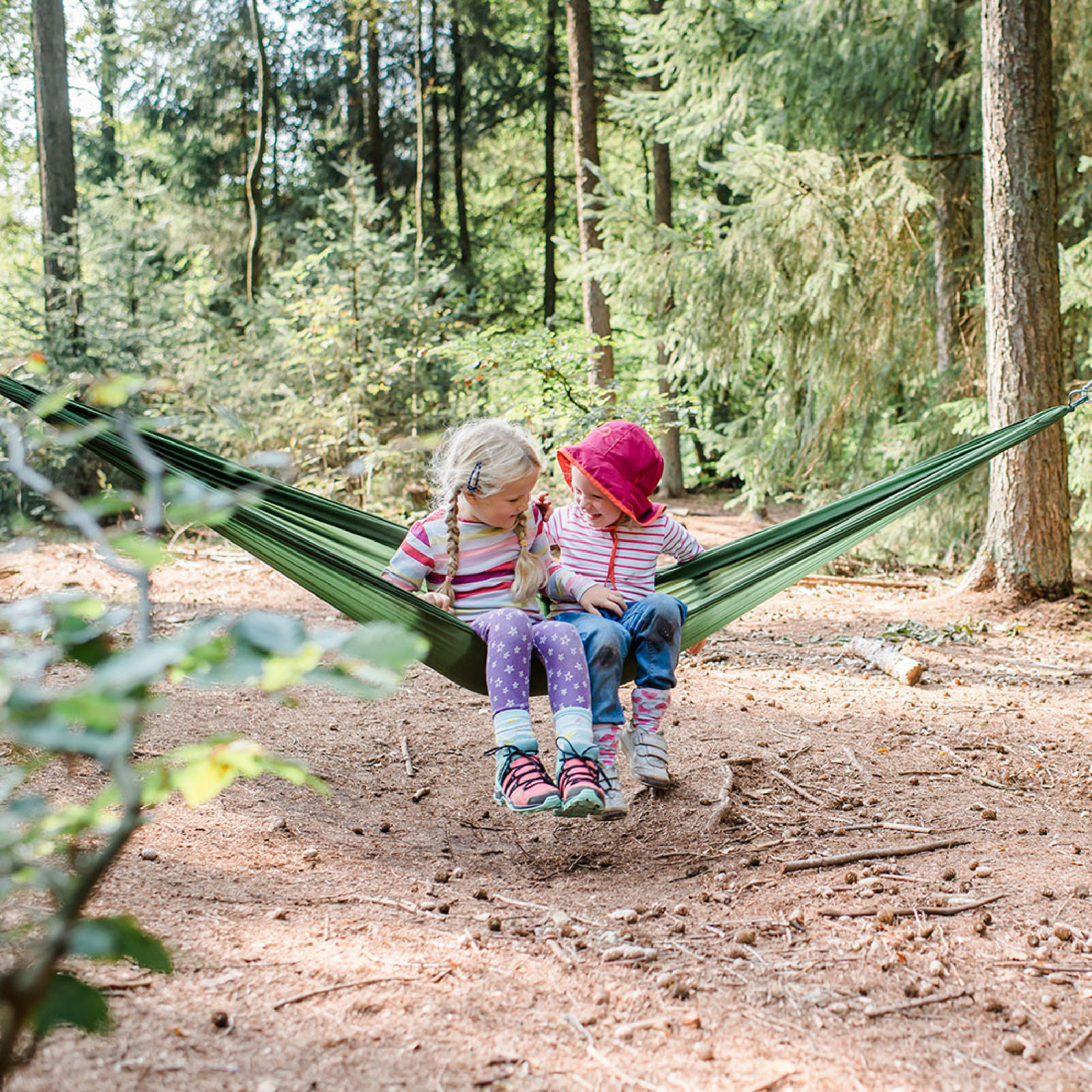 hochzwei_gewa_teaser_06.jpg Zwei Kinder sitzen in einer Hängematte